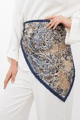 Pañuelo cuadrado de satén con estampado paisley en tonos beige, azul y marrón, con bordes en azul marino.