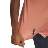 Remera deportiva color salmón, de corte holgado y mangas cortas.