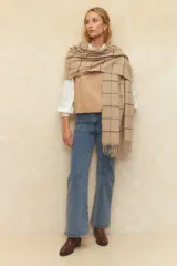 Pantalón de jean gris de corte recto y tiro alto.