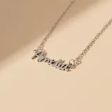 Collar de plata 925 con dije personalizado que presenta un nombre en tipografía cursiva calada, suspendido de una cadena de eslabones finos.