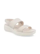 Sandalias de plataforma Hush Puppies con diseño de dos tiras anchas en el empeine y ajuste de velcro en el talón. Presentan una suela ergonómica con textura lateral y plantilla acolchada.