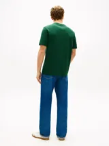Remera de cuello redondo Tommy Hilfiger confeccionada en puro algodón, con corte regular, manga corta y logo tonal bordado en el pecho.