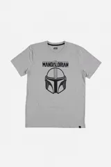 Remera gris de algodón con estampado del casco de The Mandalorian y el logo de Star Wars.