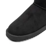 Bota corta tipo australiana color negro con acabado gamuzado, forro interno de piel sintética y detalle de botón lateral con cierre elástico.