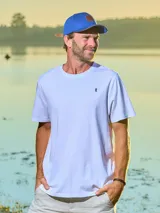 Remera de hombre gris melange con diseño básico de manga corta y cuello redondo.