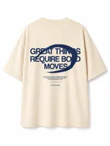 Remera oversize de algodón color beige, de manga corta, con estampa en la espalda que dice "Great Things Require Bold Moves".