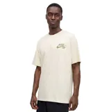 Remera Nike SB de manga corta en color beige, con cuello redondo y el logo de la marca estampado en verde en el lado izquierdo del pecho.