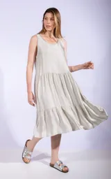 Vestido sin mangas, color gris claro, de corte holgado con escote redondo y falda con volados en tres niveles.