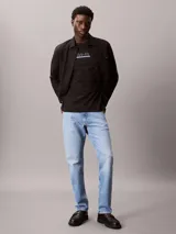 Remera deportiva de manga corta color negro, con cuello redondo y el logotipo de Calvin Klein estampado en el pecho en color blanco con una línea azul.