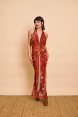 Vestido largo de fiesta de cuello halter, con estampado floral en tonos verde menta y bordó, fruncido en el cuerpo y talle largo.