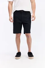 Bermuda chino de corte clásico color negro, con cintura fija y bolsillos delanteros y traseros.