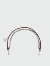 Correa para cartera Longchamp confeccionada en combinación de cuero marrón y cadena de metal plateado. Incluye un charm de medalla con el logo grabado y ganchos mosquetón en los extremos.