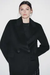 Blazer Zara de corte recto confeccionada en mezcla de lana, color gris oscuro. Presenta cuello con solapas de muesca, cierre frontal cruzado con botones y bolsillos delanteros con solapa.