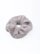 Colero de pelo color gris claro, de piel sintética.