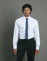 Camisa de vestir de manga larga, color celeste, con cuello clásico y cierre frontal de botones.