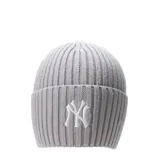 Gorro tipo beanie de punto acanalado en color gris, con vuelta y logo bordado de los New York Yankees en el frente.