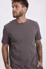 Remera blanca de manga corta con cuello redondo y bolsillo en el pecho.