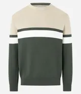 Suéter de punto con cuello redondo y manga larga, diseñado con un patrón de bloques de color en tonos beige, blanco y gris. Presenta un corte regular que se ajusta de forma anatómica al cuerpo.