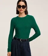 Suéter de punto color marrón, con cuello redondo, manga larga y textura geométrica de losângos.