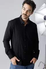 Camisa de hombre color azul marino, de piqué con cuello abotonado y manga larga.