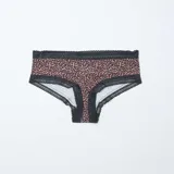 Pack de tres shortys de microfibra, compuestos por una bombacha lisa en color negro y dos con estampado animal print. Todas las prendas cuentan con detalles de encaje negro en la cintura y en las piernas.