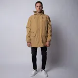 Campera tipo parka color tostado con capucha forrada en piel sintética, cierre frontal con botones a presión, bolsillos frontales con solapa y cordones ajustables en la capucha.