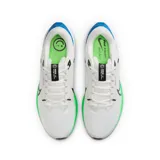 Championes de running Nike Pegasus 40 para hombre, color blanco con detalles en negro, verde neón y azul. Presentan un diseño de malla transpirable, logo Swoosh negro y mediasuela con tecnología Air Zoom.