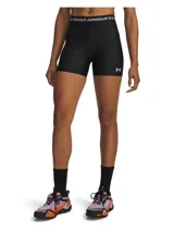 Calza corta deportiva Under Armour de tiro medio, confeccionada en tejido HeatGear de alto rendimiento, transpirable y de secado rápido. Presenta cintura elástica con logo de la marca y ajuste ceñido al cuerpo.