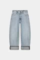 Jeans de tiro medio con corte balloon leg y largo completo. Presentan diseño de cinco bolsillos, trabillas en la cintura y bajo con dobladillo vuelto. Cierre frontal con cremallera y botón.