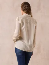 Camisa a rayas verticales color crema y blanco, marca Alex & Jordan. Cuello con solapa, abertura central con botones y bolsillo aplicado en el pecho.