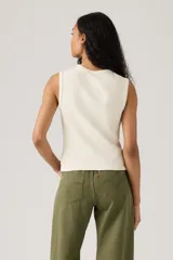 Musculosa écru de tejido acanalado con cierre frontal de botones y cuello redondo.