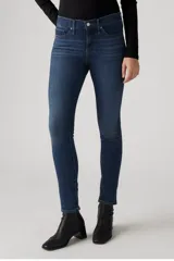 Pantalón de jean azul oscuro, corte skinny, tiro medio, con tecnología Tummy-Slimming y Levi's® Sculpt Hyper Soft.