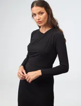 Vestido midi negro de seda fría, con escote asimétrico y hombro plisado.