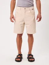 Bermuda de lona 100% algodón de corte carpintero, color beige, con bolsillos laterales y presillas para cinturón.