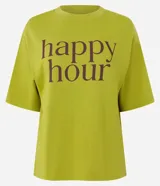 Remera verde de mangas cortas, confeccionada en malla, con cuello redondo y lettering "happy hour" estampado en el pecho.