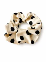 Colero para el pelo de satén color beige con estampado de lunares negros.