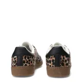 Championes de mujer Miss Carol modelo Lepp, con diseño de estampado animal print de leopardo, detalles en eco-cuero negro, cordones negros y suela de goma tipo tómbola.