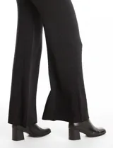 Pantalón palazzo de tiro alto confeccionado en tejido con acabado brillante tipo lurex, con pretina ancha elastizada y corte amplio.