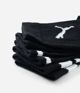 Kit de tres pares de medias deportivas Puma de caña larga, color blanco con detalles en negro. Incluye logo de la marca y diseño con rayas en la parte superior.