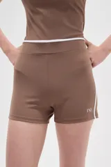 Short tipo biker de poliamida, color marrón camel, con diseño ajustado al cuerpo, cintura alta y detalle de línea lateral blanca.