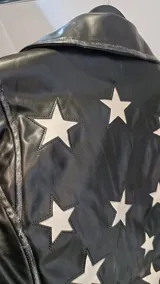 Campera rockera de símil cuero semi desgastado, con solapas amplias, cierre cruzado y bolsillos frontales con cierre.