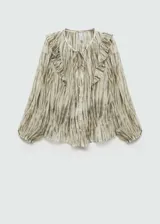 Blusa de tejido fluido con estampado abstracto en tonos verdes y beige, cuello redondo con volados, mangas largas con puños elásticos y cierre frontal con botones.