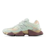 Championes urbanos New Balance modelo 9060, con diseño chunky que combina tonos verde menta, beige, rosa pastel y suela marrón con detalles en gris y azul. Empeine de malla con refuerzos de gamuza y entresuela esculpida con amortiguación.