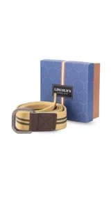 Cinto de tela canvas azul marino con galón de rayas blancas y celestes, hebilla doble metálica color peltre y terminaciones en símil cuero marrón.