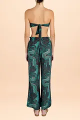 Pantalón palazzo de tiro alto con cintura elástica y cordón ajustable. Presenta un diseño de pierna ancha y fluida con un estampado geométrico de ondas en tonos turquesa y marrón.