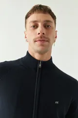 Campera tejida azul marino para hombre, con cierre frontal y logo bordado.