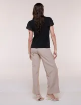 Blusa blanca elegante con cuello con lazo integrado para anudar al frente, escote en V sutil y mangas cortas estilo mariposa de gasa translúcida.