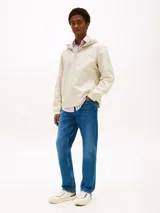 Campera con capucha de poliéster reciclado, color beige claro, con cierre frontal y puños elásticos. Presenta detalles en los colores de la marca en el cuello y un logo engomado en la manga.