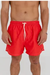 Short de baño celeste con cordón ajustable en la cintura.