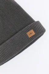 Gorro de punto inglés en color azul marino, con diseño de doble capa y etiqueta de cuero sintético con logo en el frente.